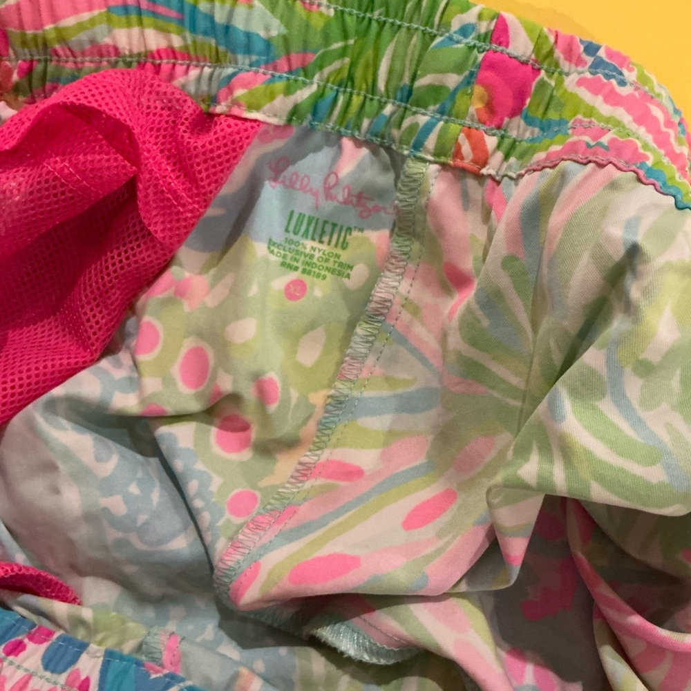 Lilly Pulitzer Luxletic Run Around Shorts sz XL Multi Lovers Coral - Picture 5 of 6
